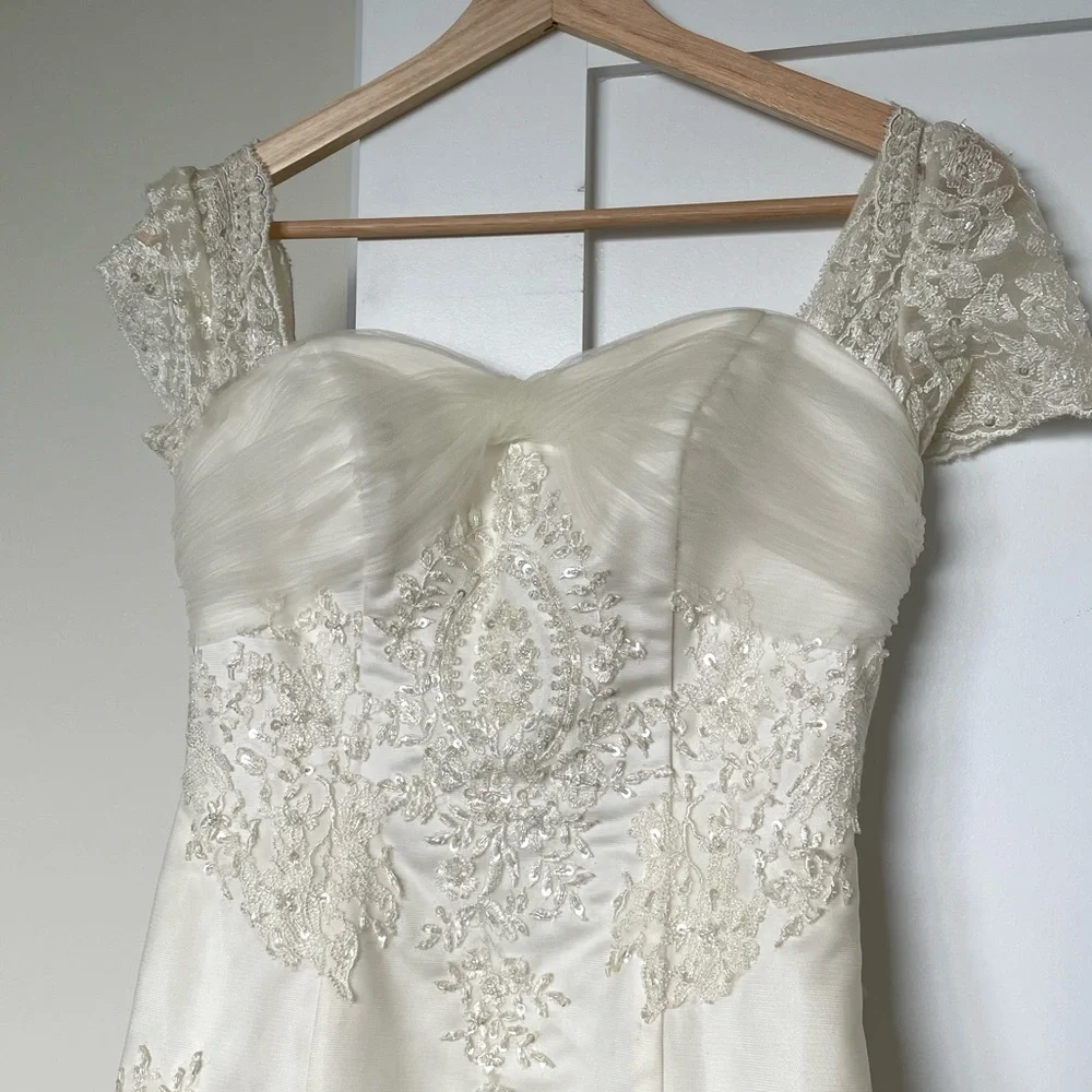 EUC Wedding Dress XS - Picture 2 of 7